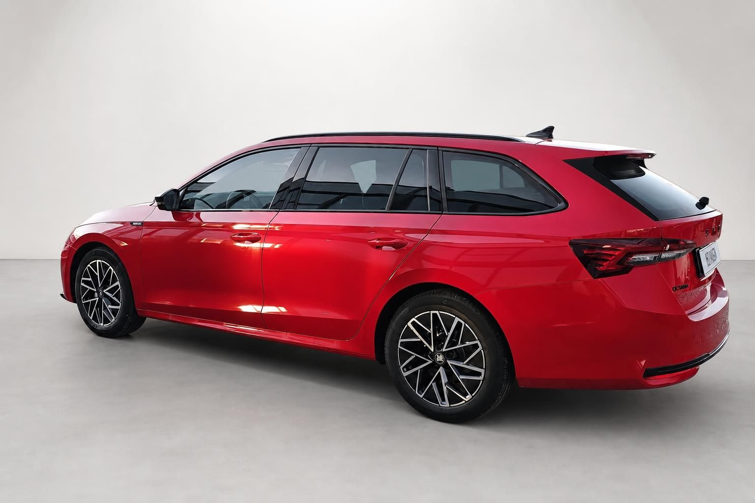 Roter Skoda Octavia Combi Heckansicht seitlich im Studio