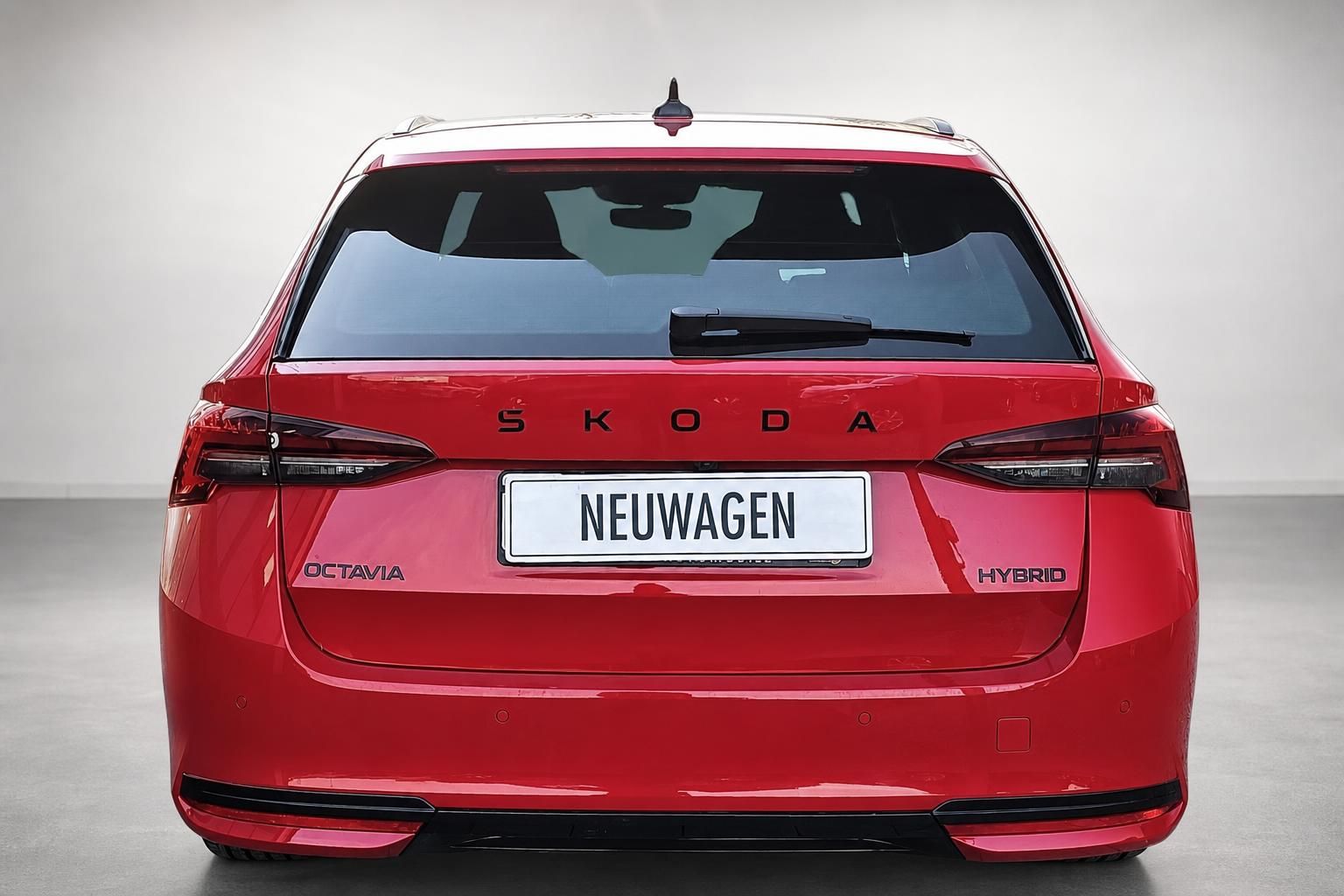 Skoda Octavia Combi Hybrid rot Heckansicht Neuwagen