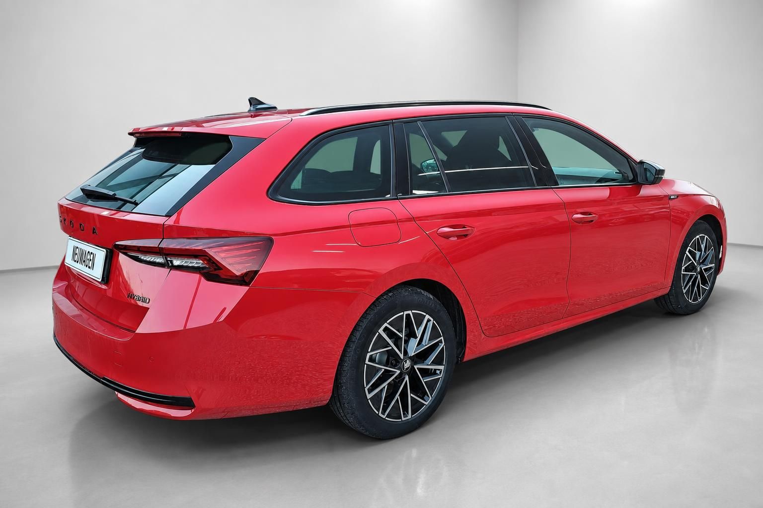 Skoda Octavia Combi Hybrid rot Heck-Seitenansicht Neuwagen