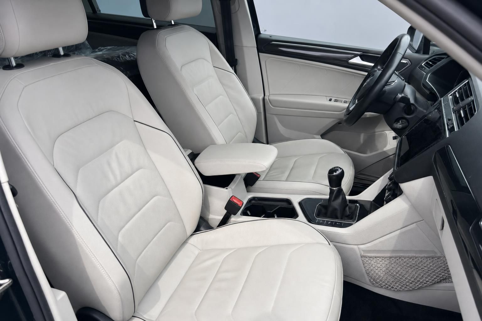 VW Tiguan Allspace Innenraum mit hellen Ledersitzen, Schaltgetriebe und Armaturenbrett