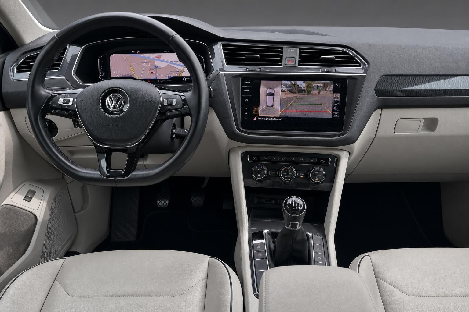VW Tiguan Cockpit mit Lenkrad, Navi-Display, Rückfahrkamera und hellem Interieur