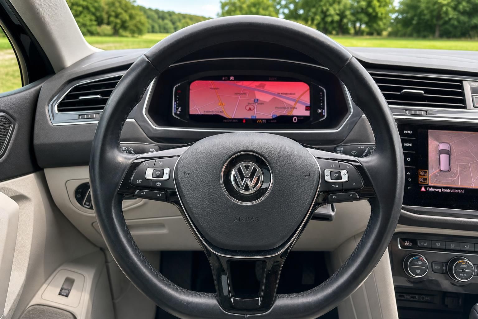 VW Tiguan Lenkrad mit Active Info Display, Navigationssystem und Parkassistent