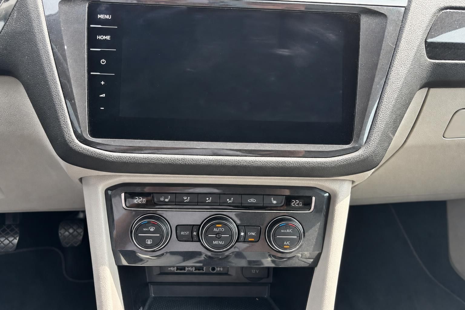 VW Tiguan Infotainment-Touchscreen und Klimaautomatik-Bedieneinheit im Innenraum
