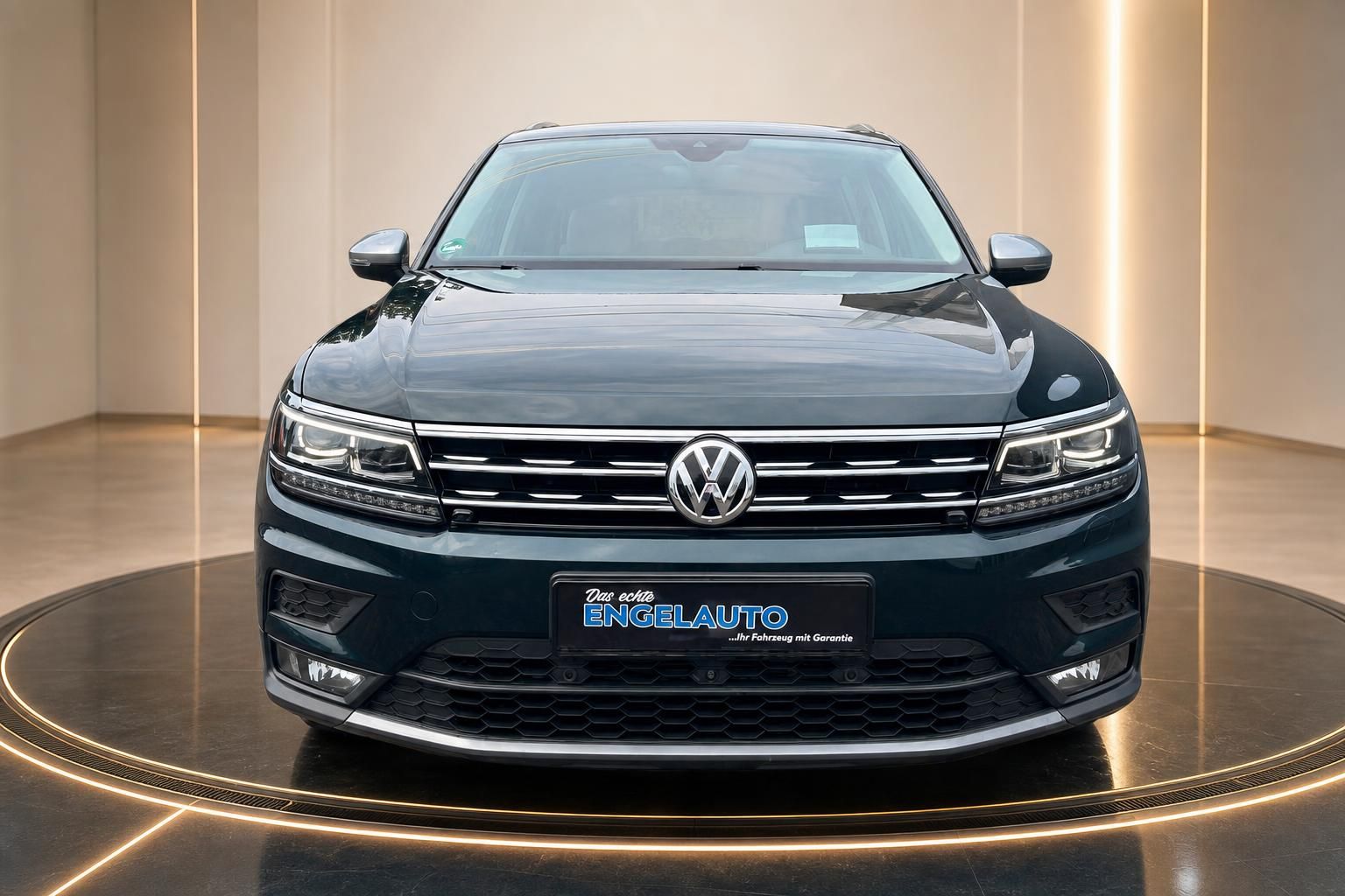 VW Tiguan Allspace dunkelgrün Frontansicht – gepflegter Gebrauchtwagen bei Engelauto