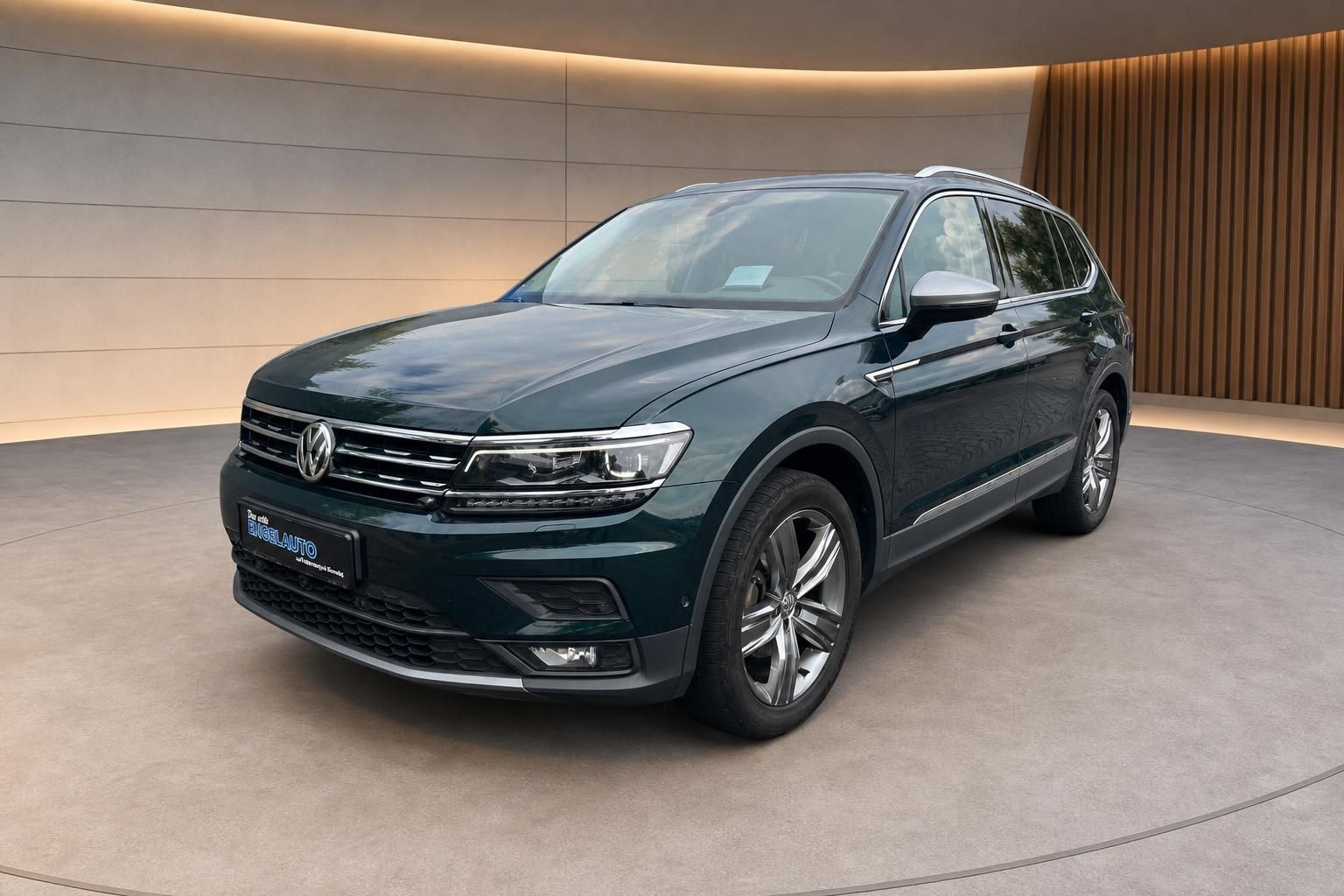VW Tiguan Allspace dunkelgrün Frontschräge – SUV Gebrauchtwagen kaufen bei Engelauto