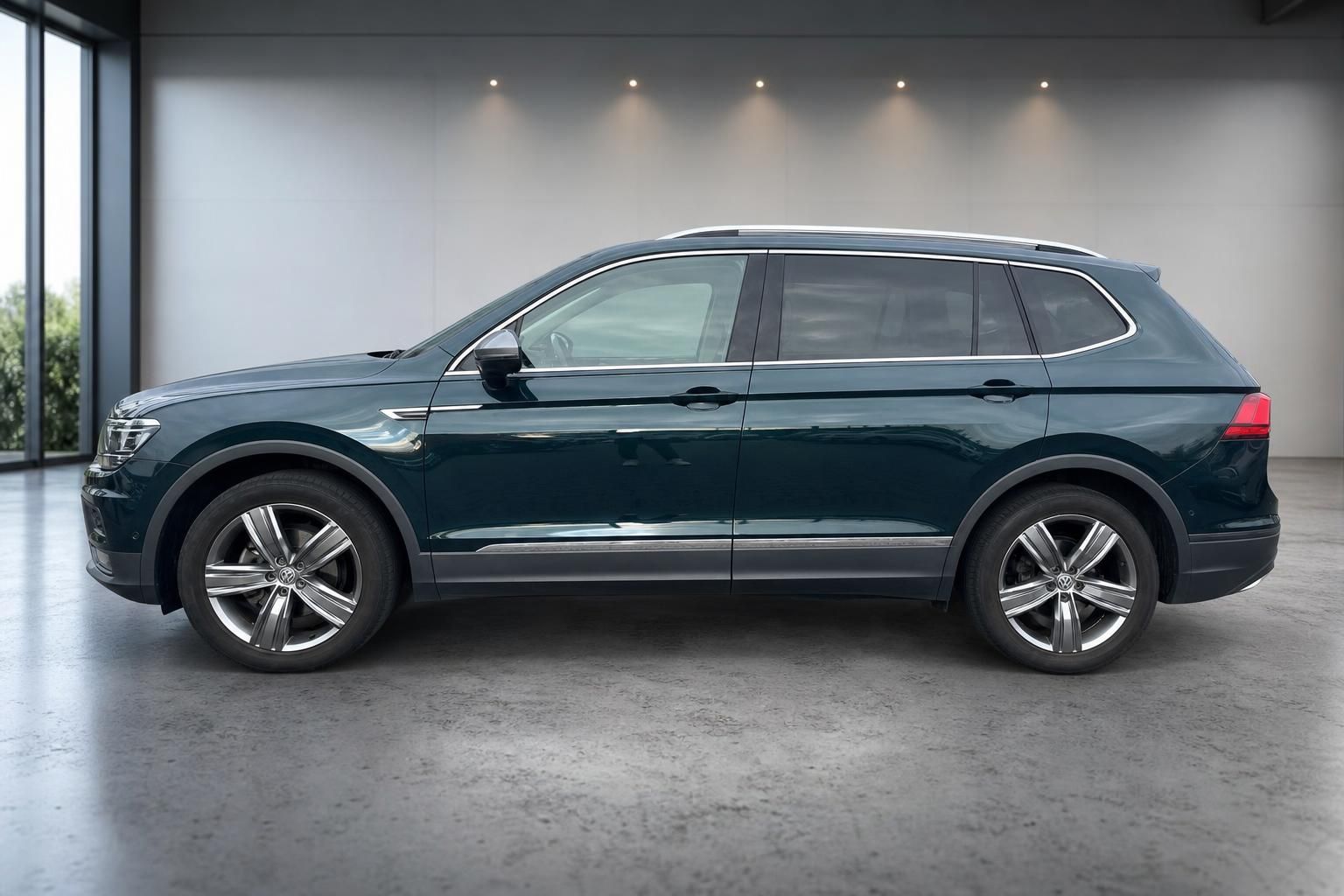 VW Tiguan Allspace dunkelgrün Seitenansicht – 7-Sitzer SUV Gebrauchtwagen kaufen