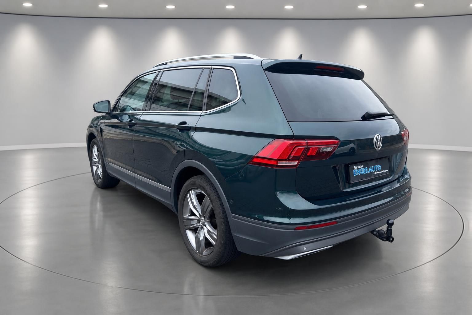 VW Tiguan Allspace dunkelgrün Heckansicht mit Anhängerkupplung – Gebrauchtwagen