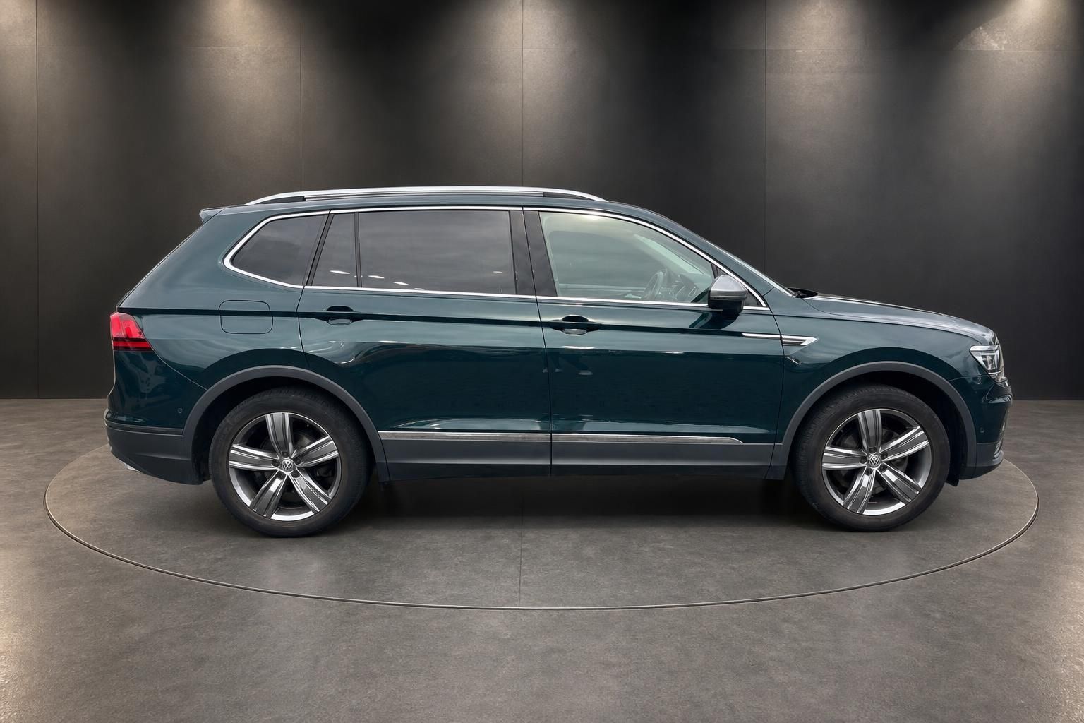 VW Tiguan Allspace grün Seitenansicht – gepflegter SUV mit Alufelgen im Fotostudio