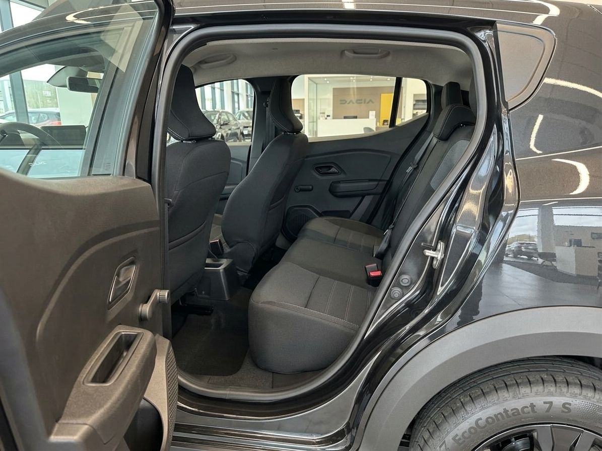 Dacia Rücksitze mit geöffneter Tür und Continental Reifen Detail