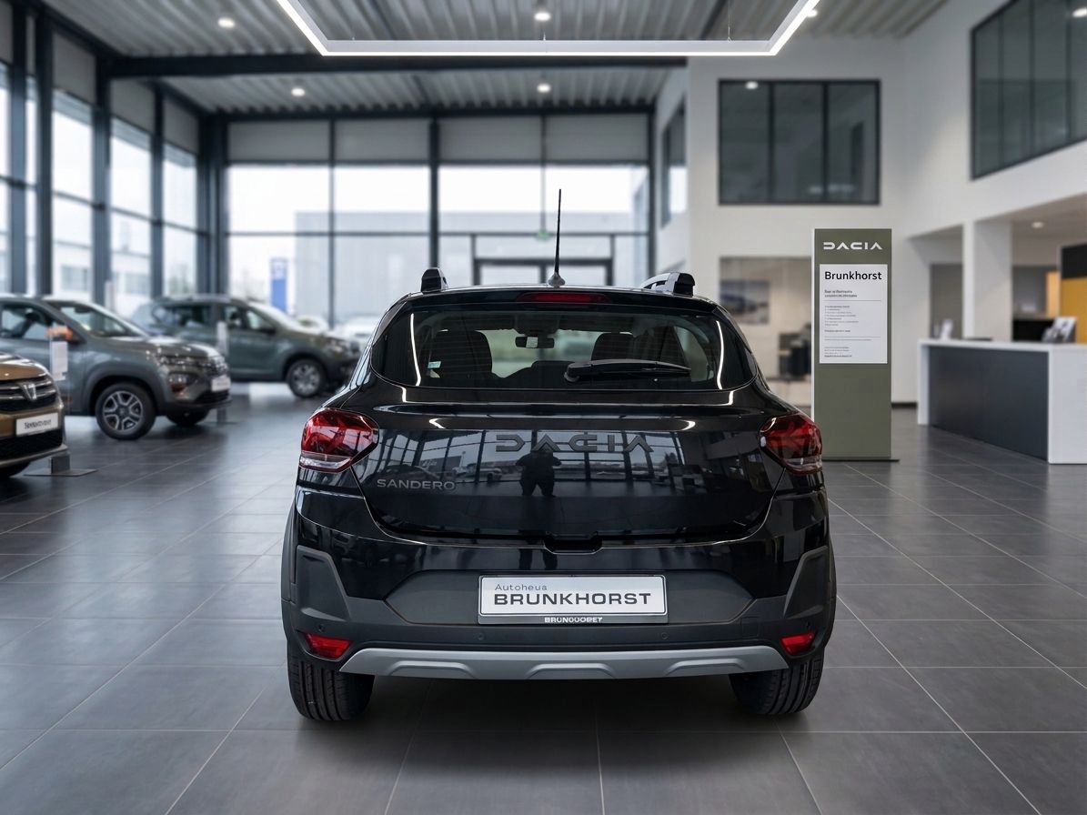 Dacia Sandero Heckansicht schwarz im Autohaus Brunkhorst Showroom