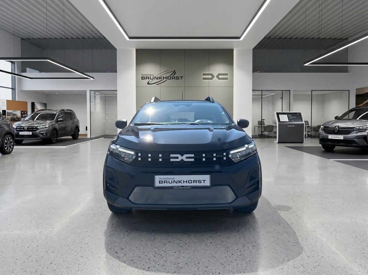 Dacia SUV Frontansicht dunkelblau im Autohaus Brunkhorst Showroom