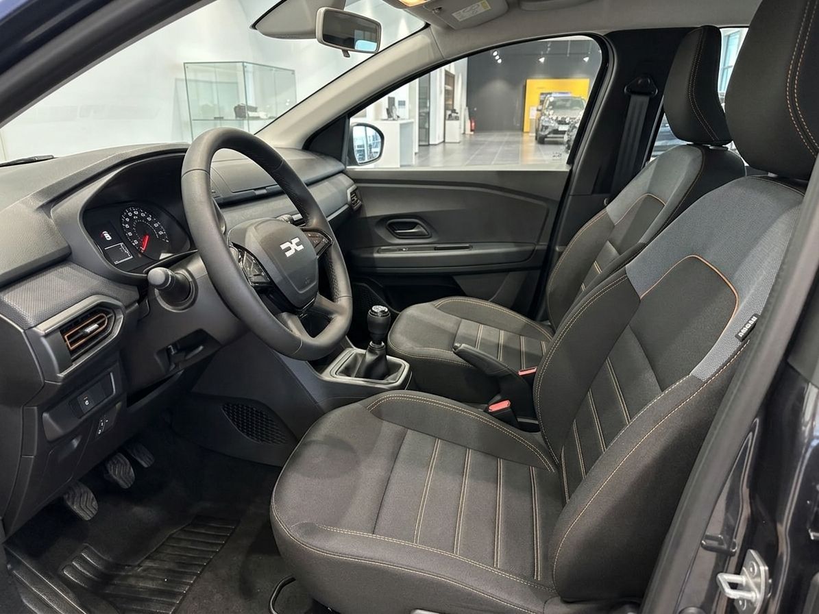 Dacia Fahrzeug Innenraum mit schwarzen Sitzen und Armaturenbrett