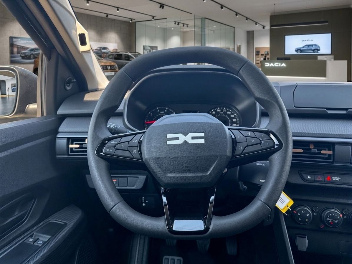 Dacia Cockpit Detail mit Lenkrad und Instrumentenanzeige im Fahrzeuginnenraum