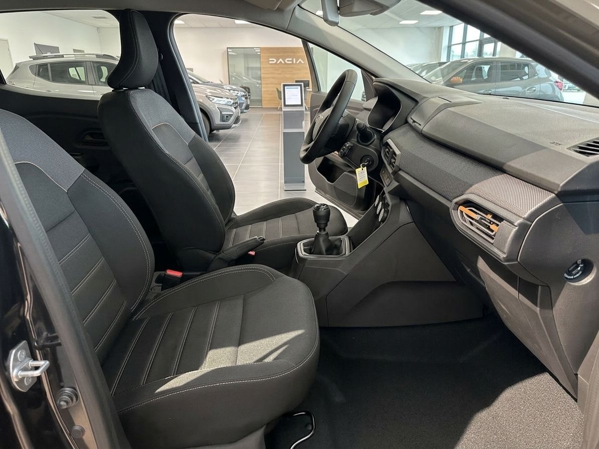 Dacia Fahrzeuginnenraum mit Vordersitzen und Schaltknauf im Autohaus