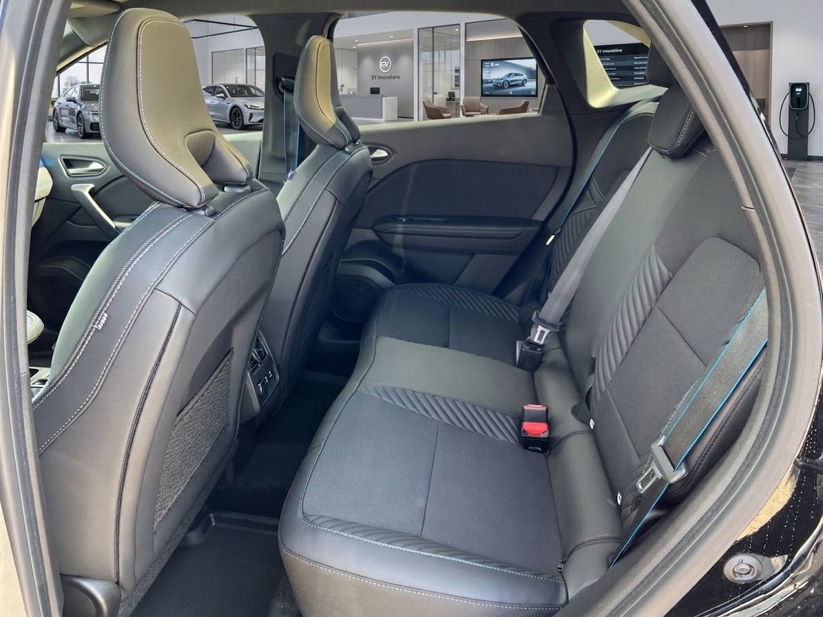 Renault Rücksitzbank mit grauen Ledersitzen und Kopfstützen im Fahrzeuginnenraum