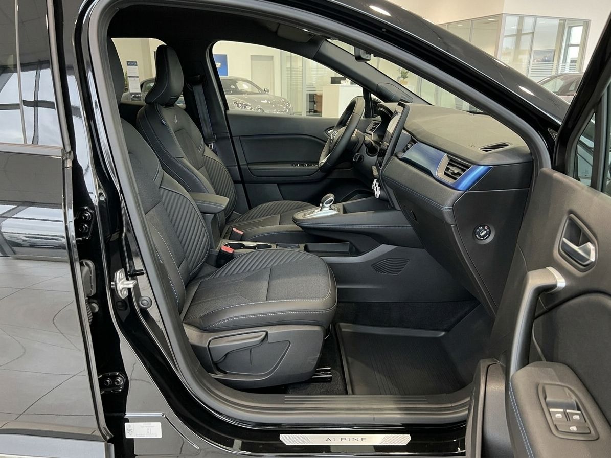Renault Alpine Beifahrerbereich mit schwarzen Sportsitzen und modernem Armaturenbrett