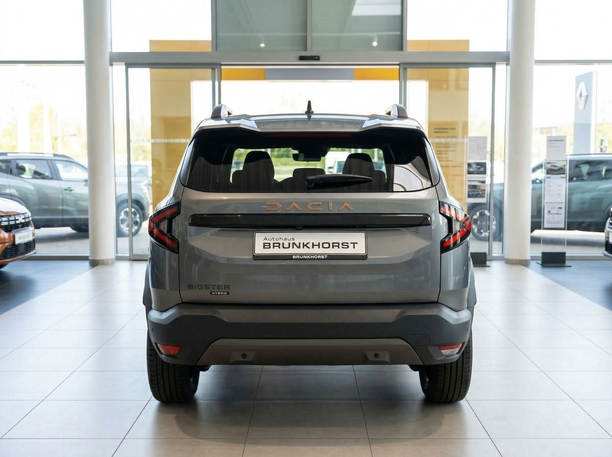 Dacia Bigster Hybrid SUV Heckansicht im Autohaus - grauer SUV mit Dachgepäckträger