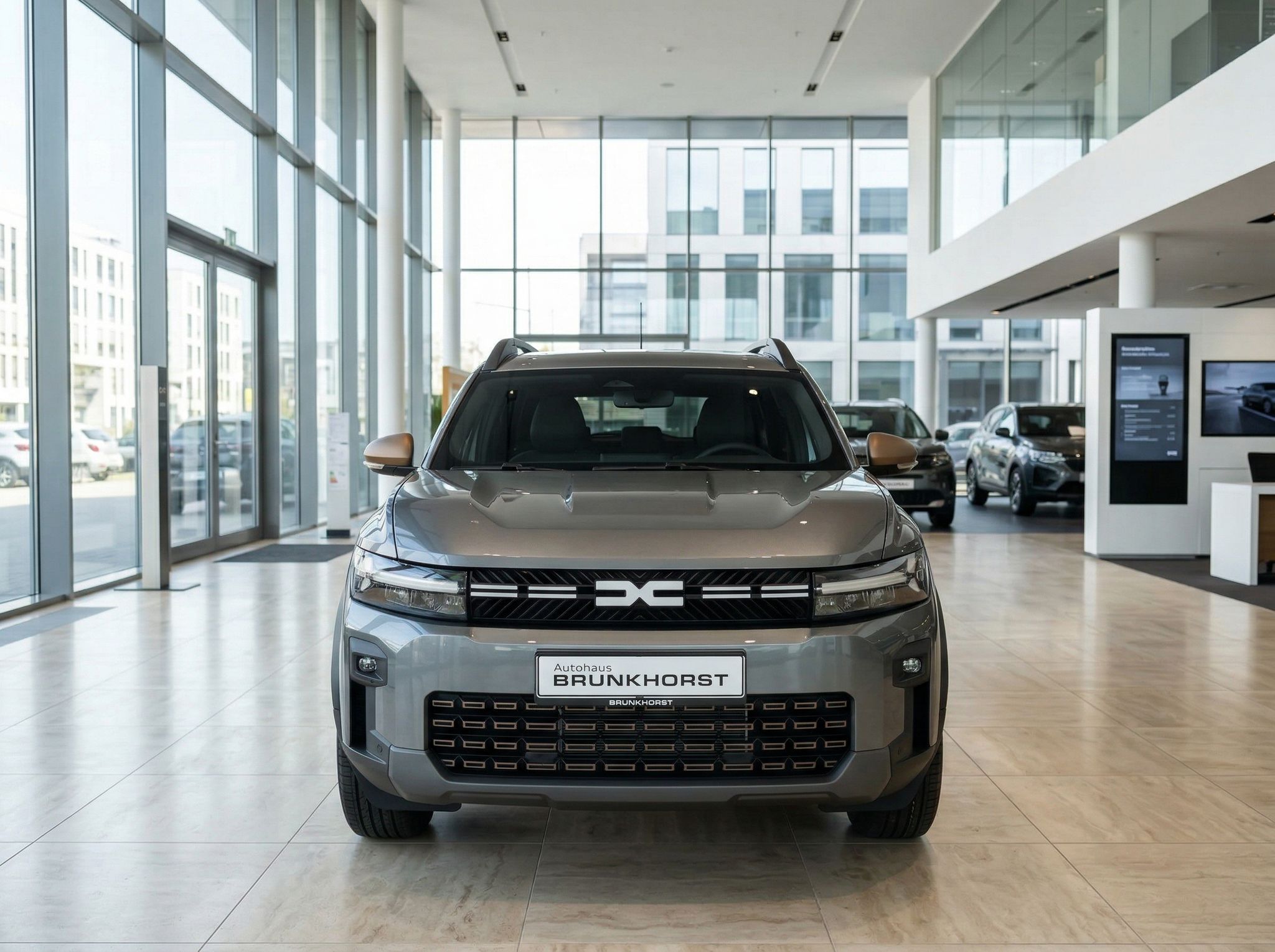 Dacia SUV Frontansicht im Autohaus Showroom - grauer Geländewagen mit modernem Design