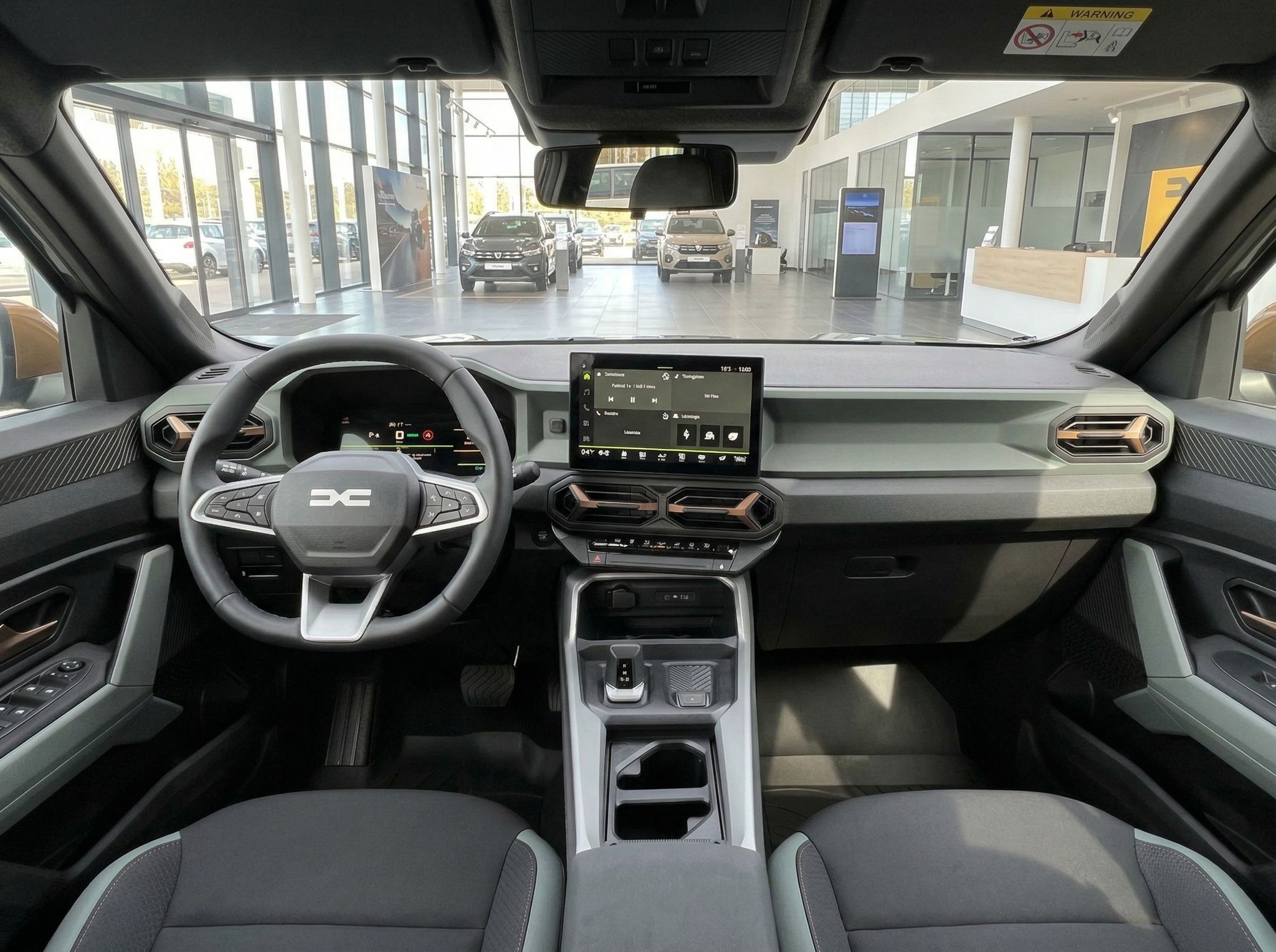 Moderner Fahrzeuginnenraum mit digitalem Cockpit und Touchscreen-Display im Autohaus
