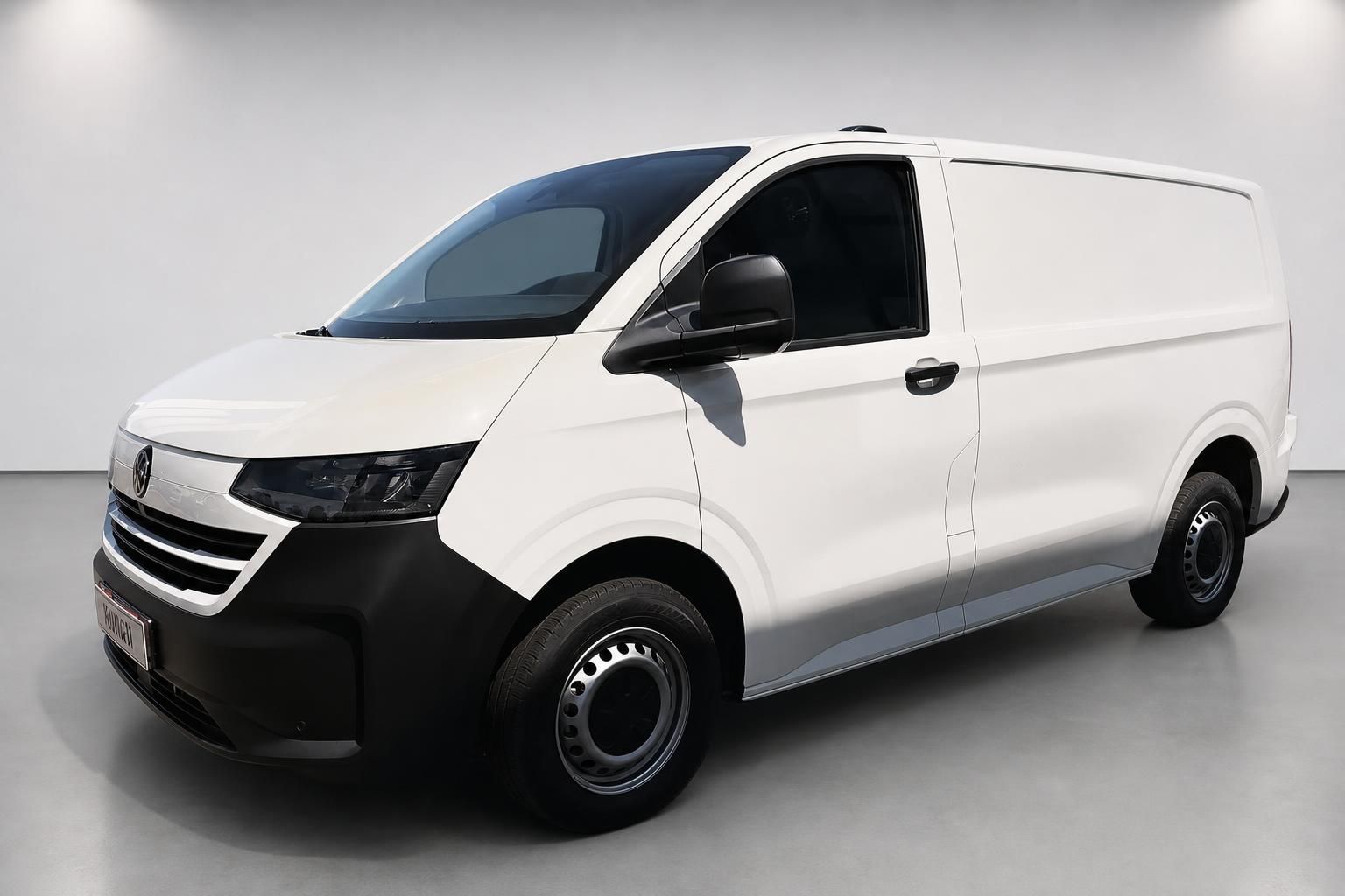 VW Transporter Kastenwagen weiß in Frontansicht seitlich im Studio