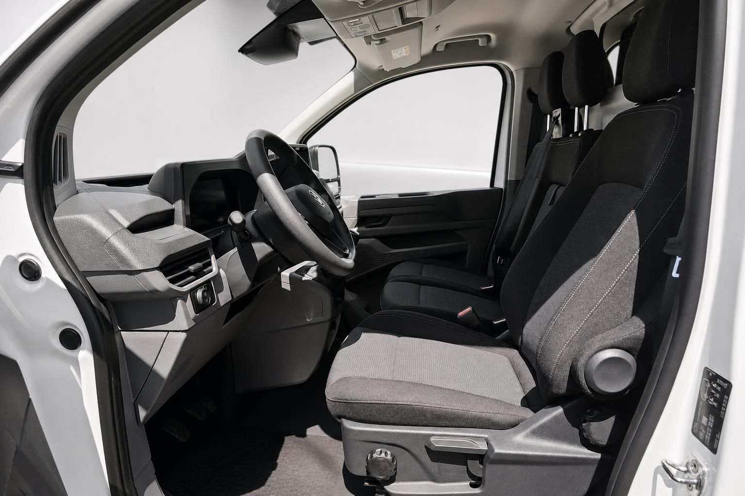 VW Nutzfahrzeug Innenraum mit Fahrersitz und Cockpit im Detail
