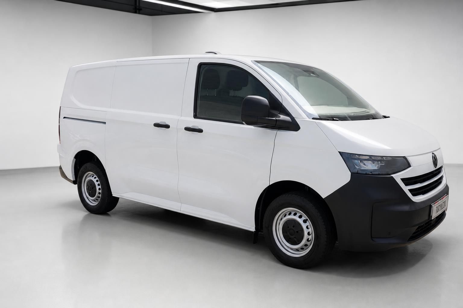VW Transporter Kastenwagen weiß, Frontansicht seitlich in der Halle