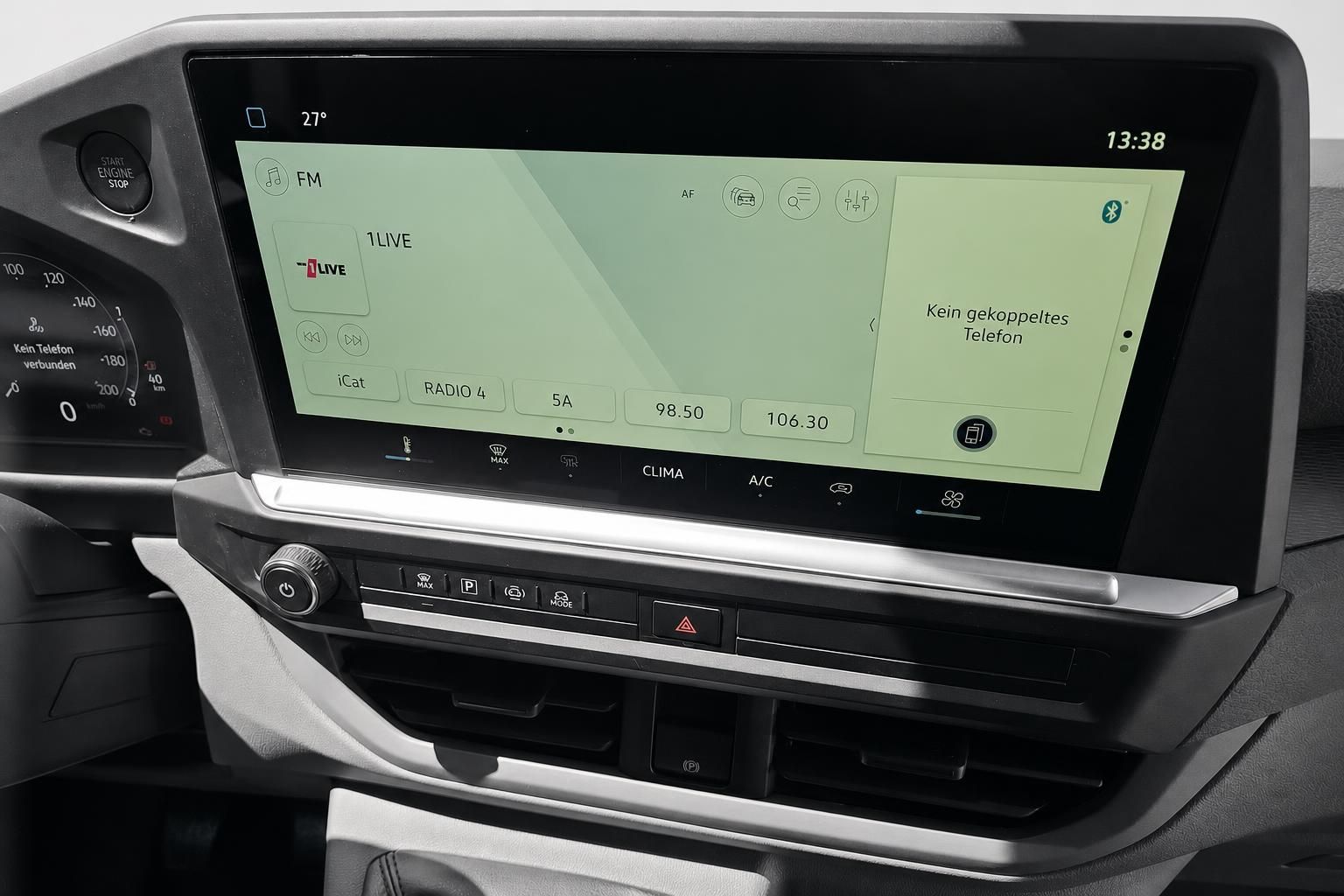 VW Infotainment Touchscreen mit Radio und Klimabedienung im Detail
