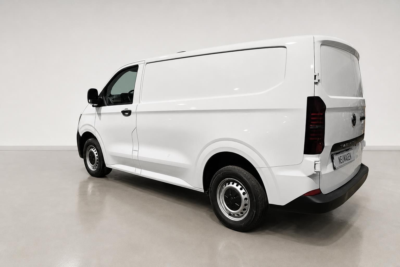 VW Transporter Kastenwagen weiß, Heckansicht schräg im Studio