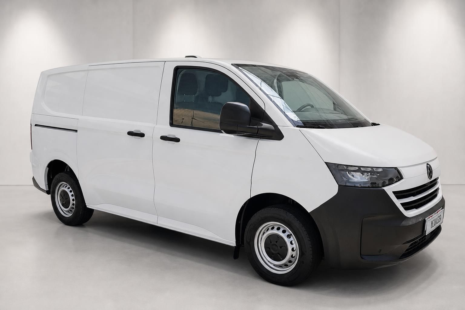 VW Transporter Kastenwagen weiß Frontansicht schräg Studio