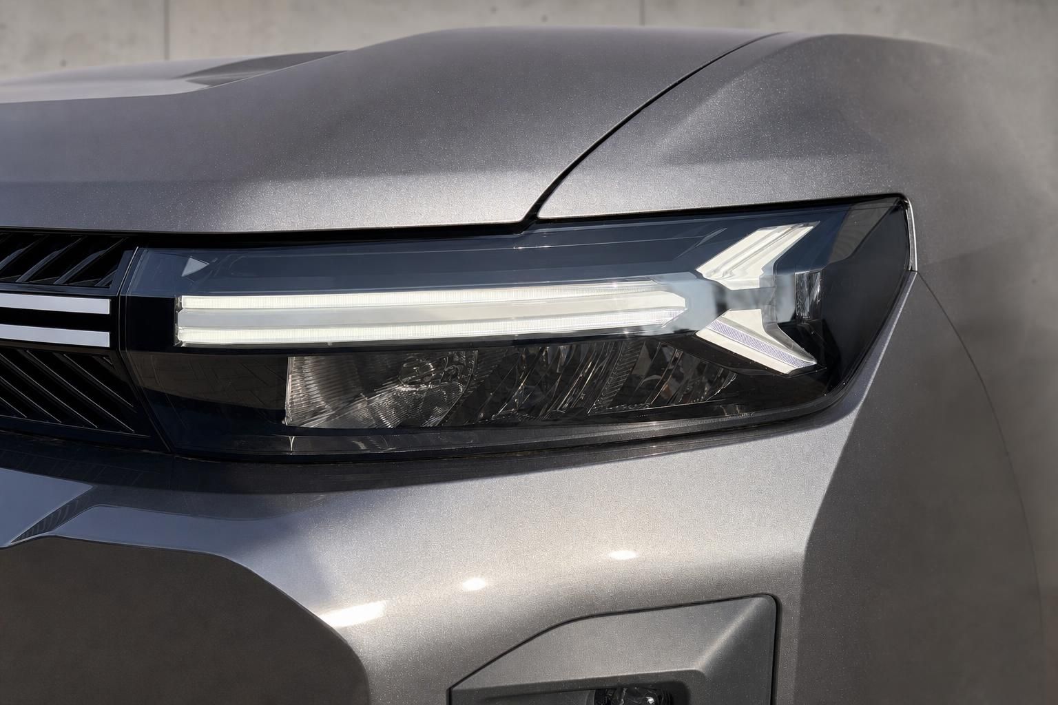 Nahaufnahme LED-Scheinwerfer Dacia Bigster in Silber-Grau