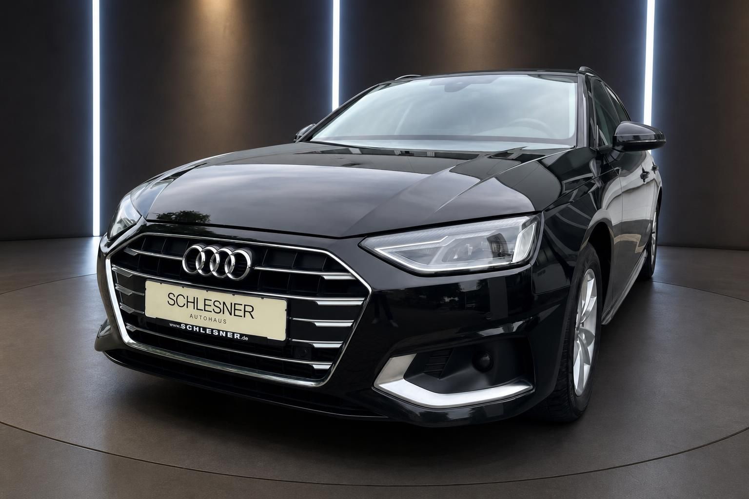 Audi A4 Avant schwarz Frontansicht beim Autohaus Schlesner
