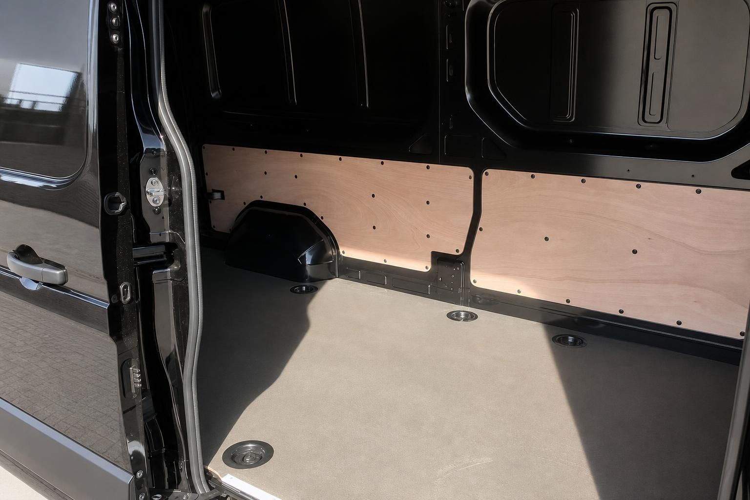 Laderaum des Transporters mit Holzverkleidung und Zurrringen im Boden