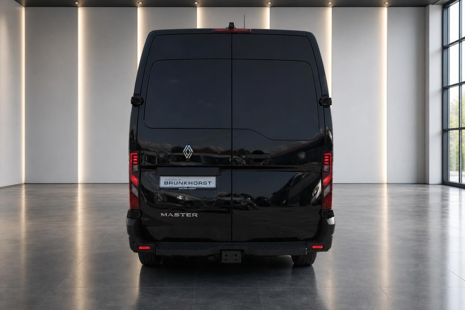 Renault Master schwarz Heckansicht mit Rückleuchten im Showroom