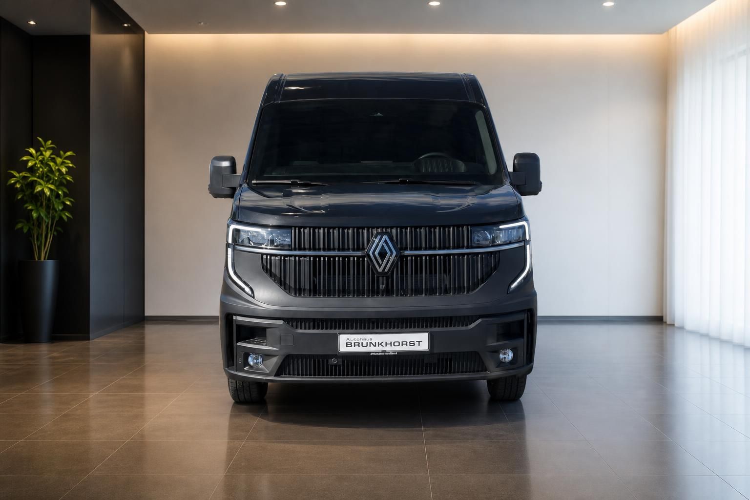Renault Master schwarz Frontansicht im Autohaus Brunkhorst Showroom