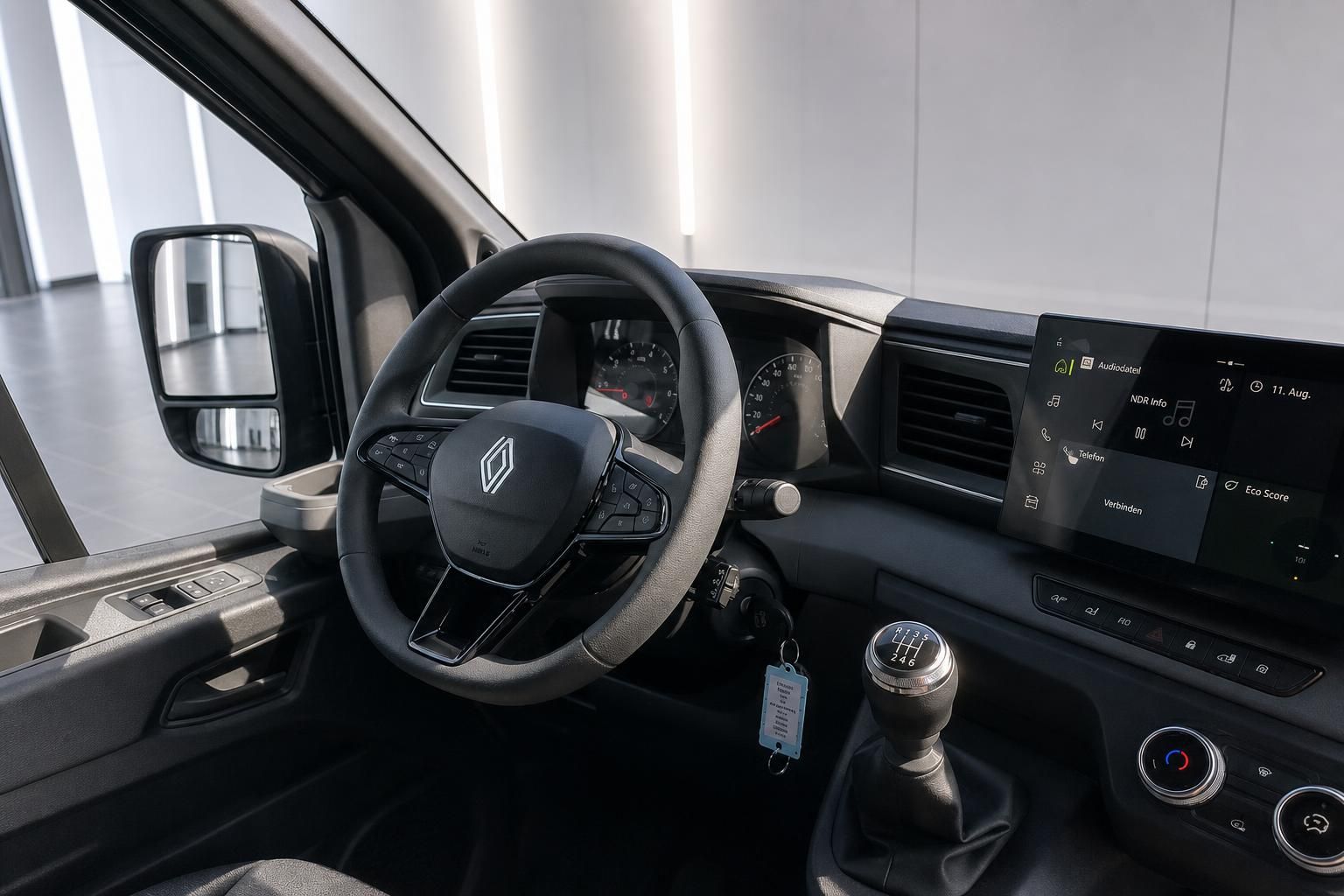 Cockpit mit Lenkrad, Schaltung und Touchscreen im Renault Transporter