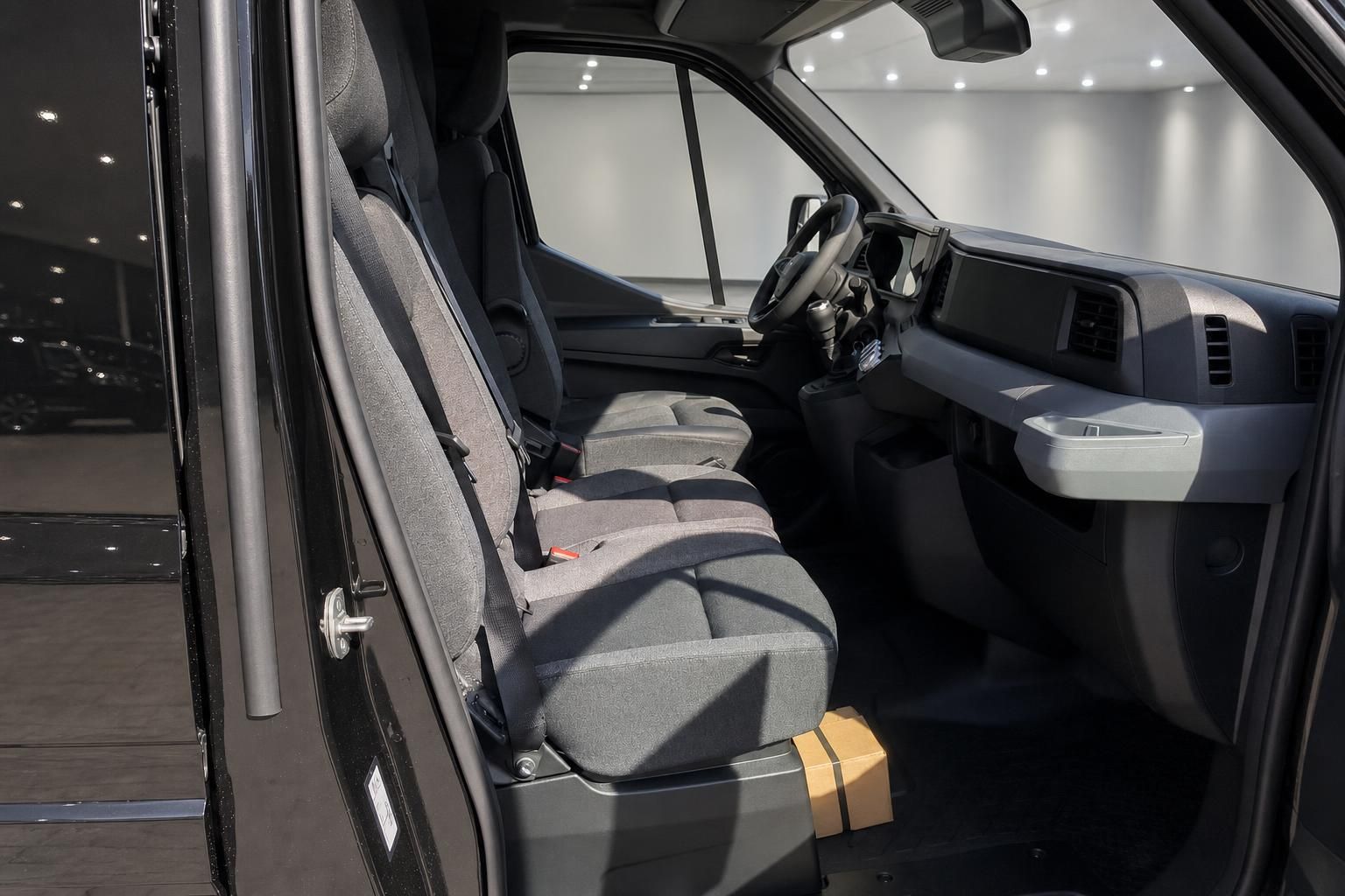 Transporter Innenraum mit Vordersitzen und Cockpit im Detail