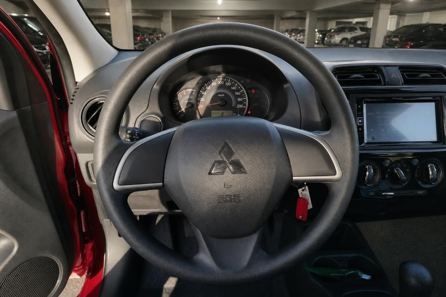 Mitsubishi Space Star Innenraum – Lenkrad mit Logo, Tacho und Pioneer Infotainment