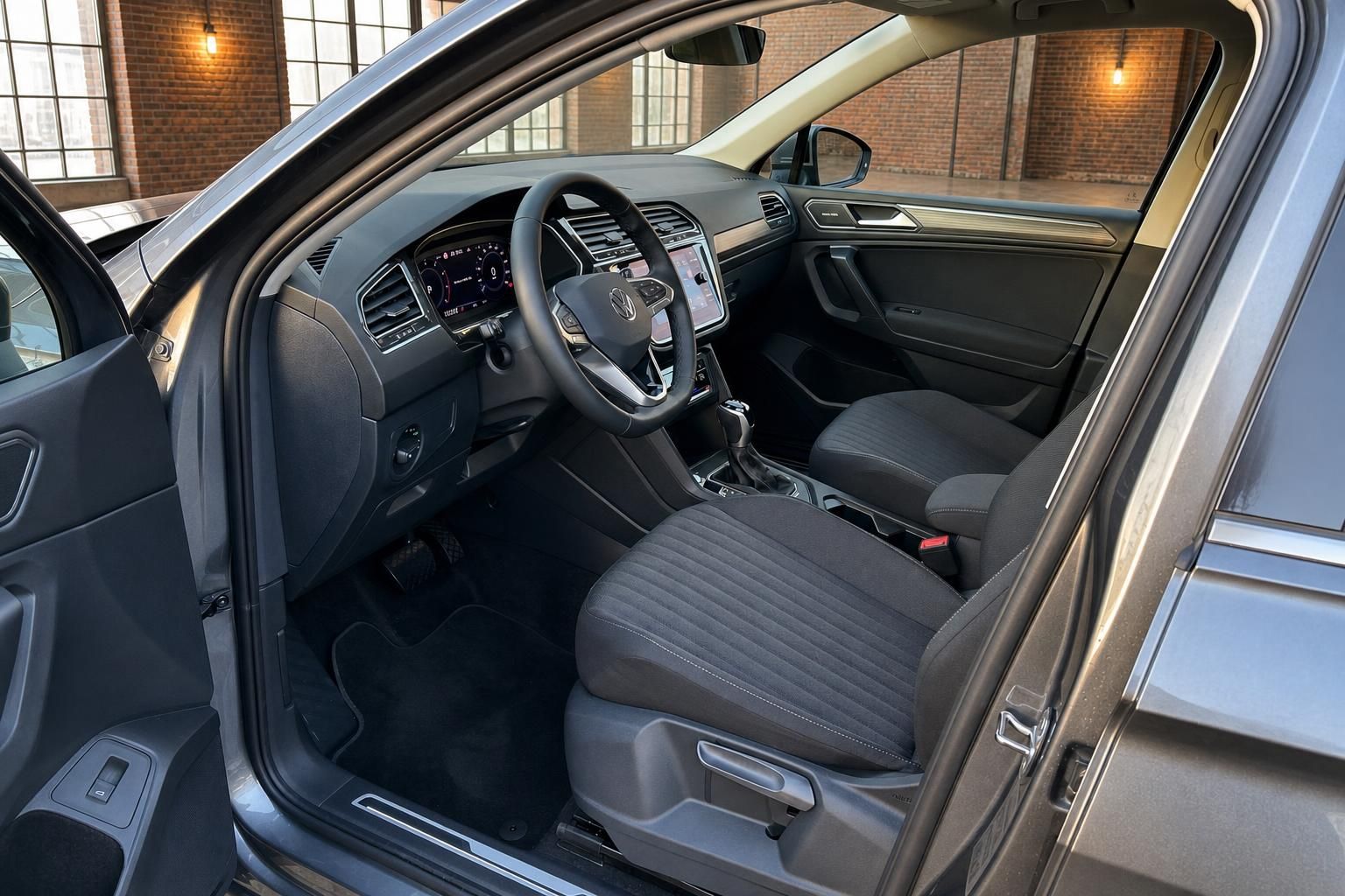 VW Tiguan Innenraum mit Cockpit, Lenkrad und Vordersitzen