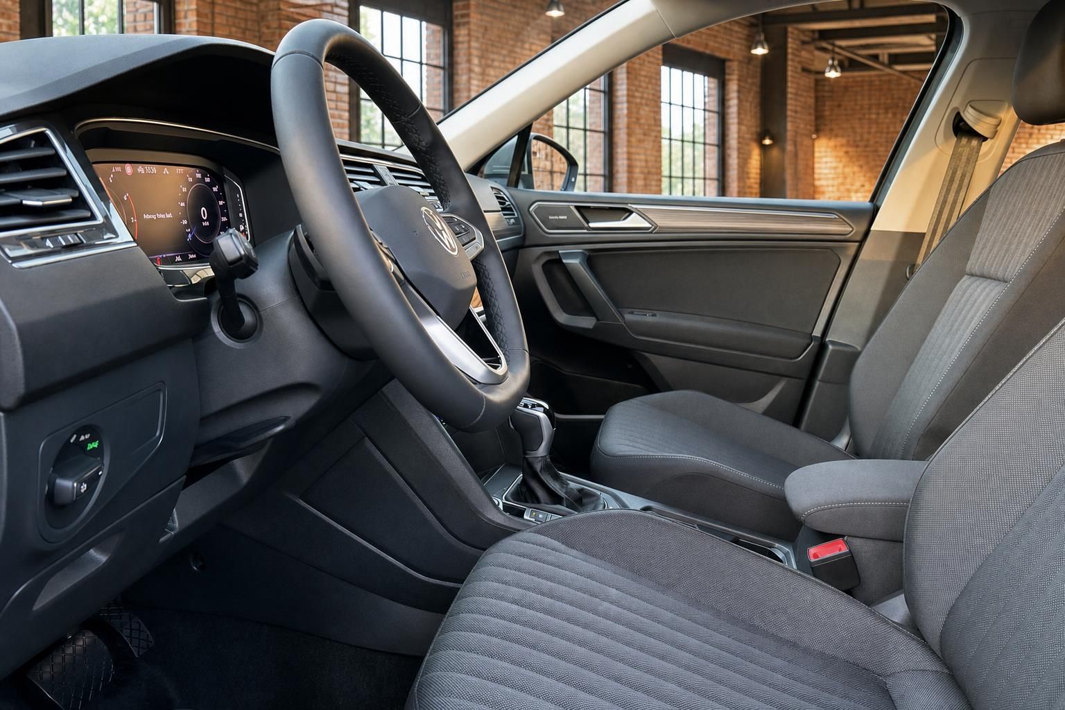 VW Fahrersitz und Cockpit Ansicht von der Seite im Innenraum