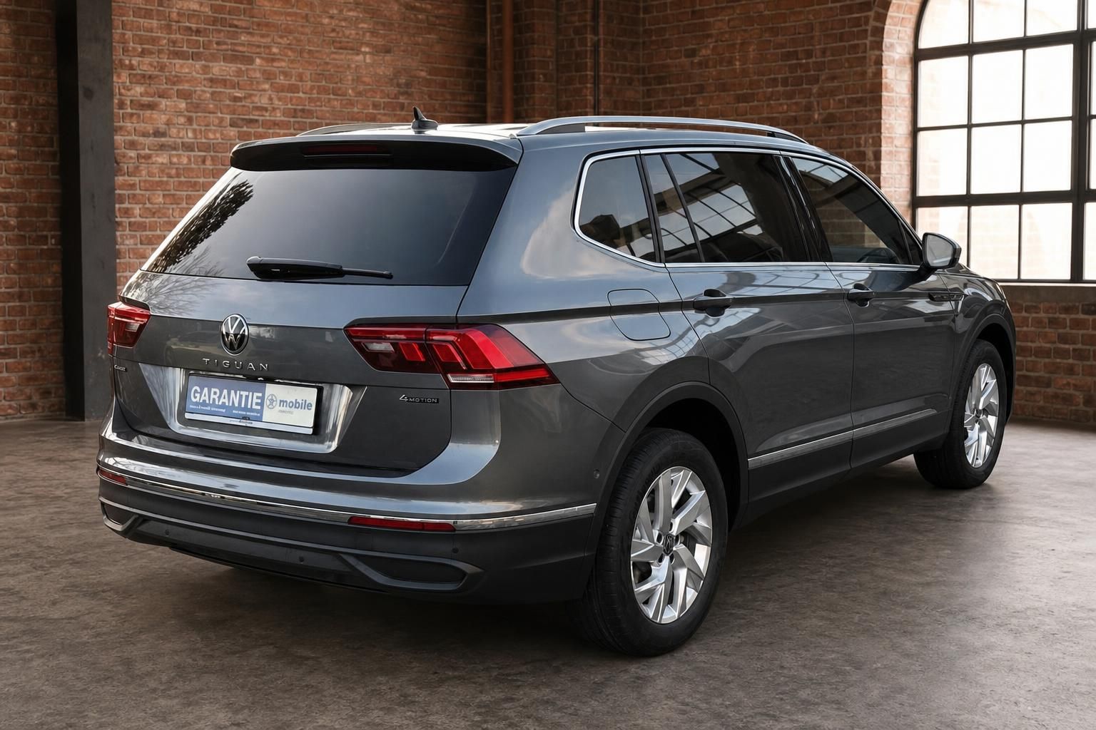 VW Tiguan Allspace 4Motion grau, Heck-Seitenansicht mit Alufelgen
