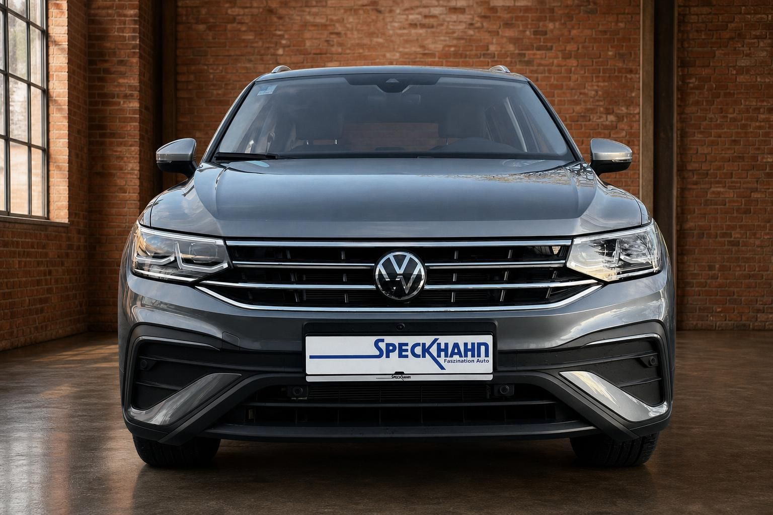 VW Tiguan Frontansicht grau metallic mit Kühlergrill und Logo