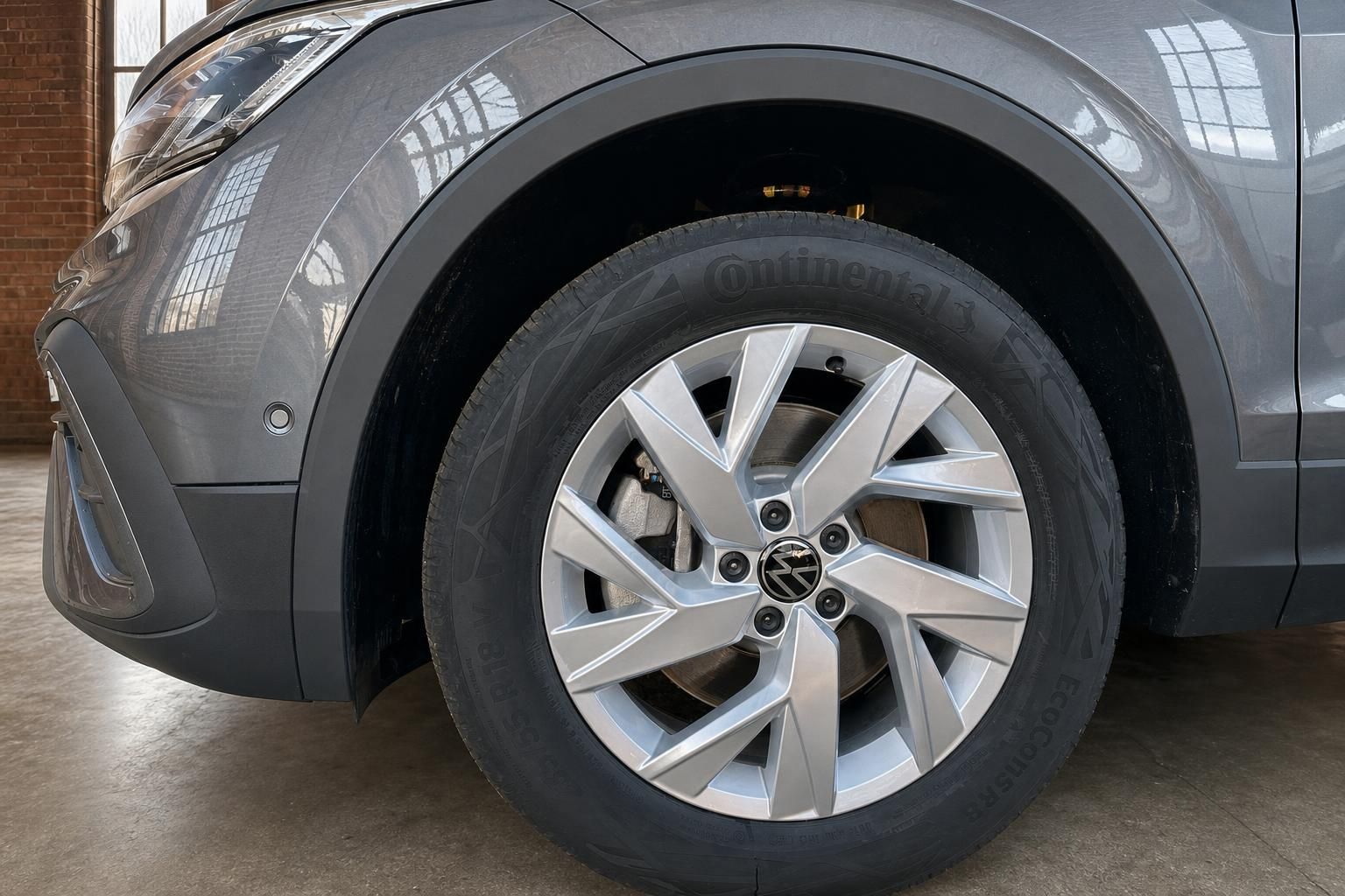 VW Tiguan Leichtmetallfelge mit Continental Reifen Nahaufnahme