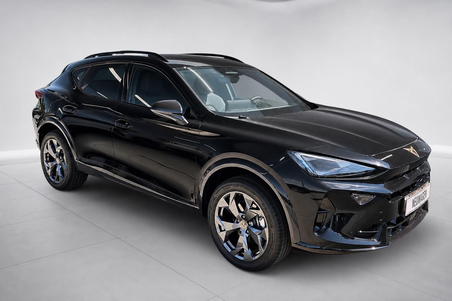 Cupra Formentor in Schwarz, Frontansicht schräg, SUV Neuwagen im Studio