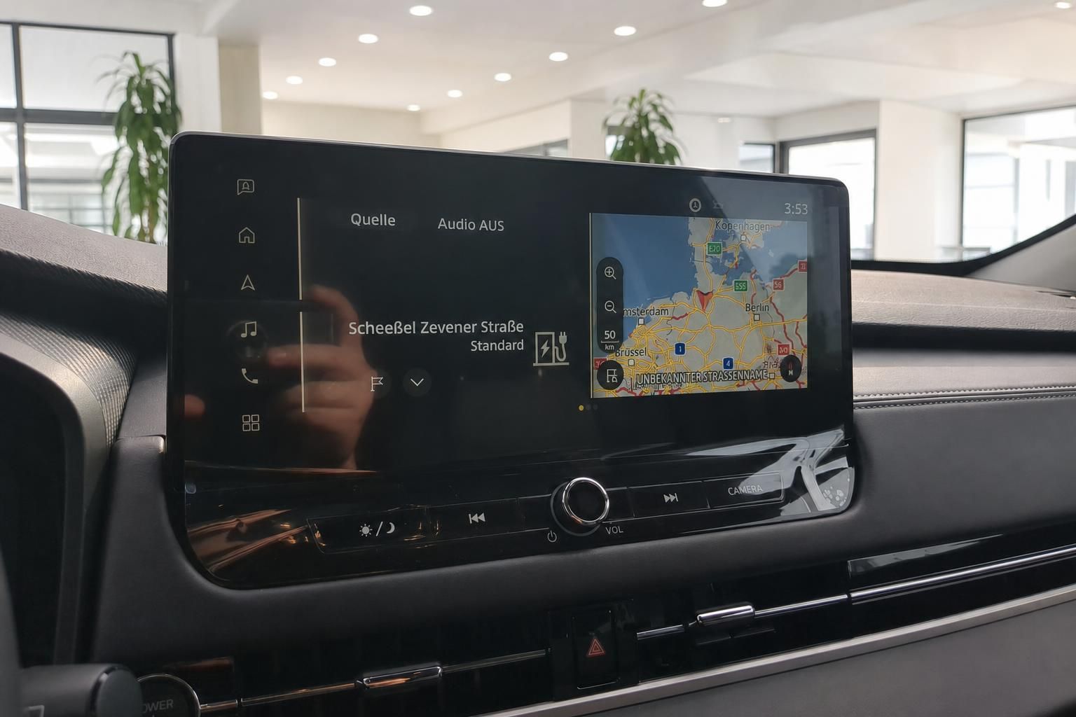 Auto Infotainment-Display mit Navigationskarte und Audioeinstellungen