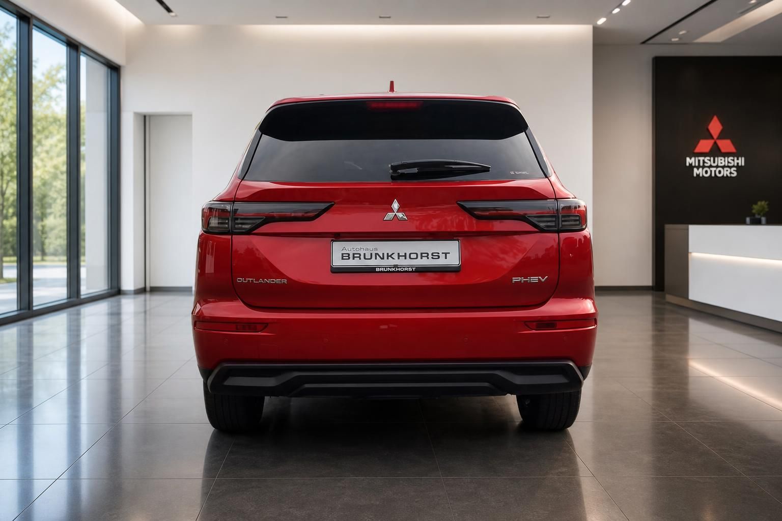 Mitsubishi Outlander PHEV Heckansicht - rotes SUV im modernen Autohaus Showroom