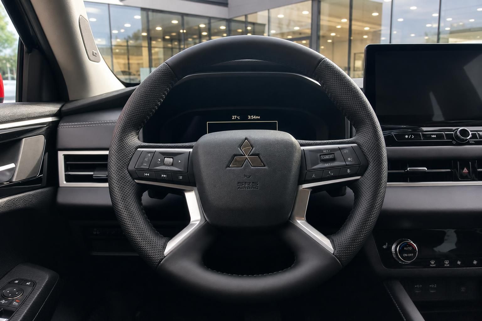 Mitsubishi Fahrzeug Innenraum mit schwarzem Lenkrad und Multifunktionstasten
