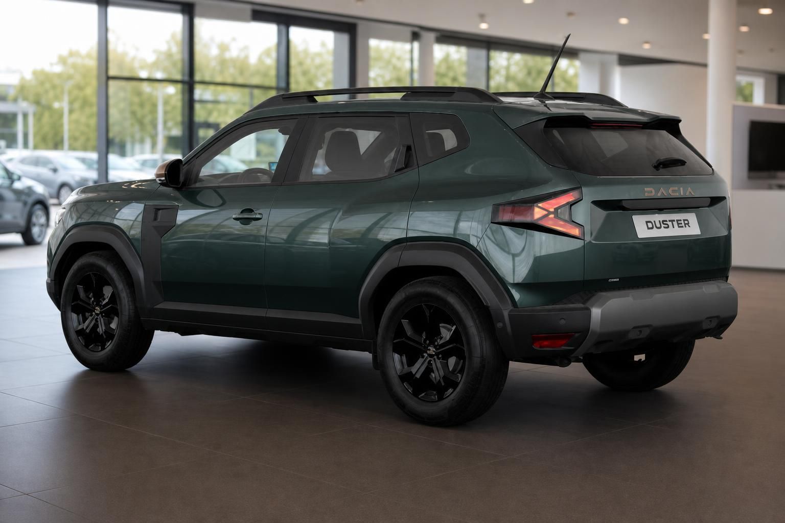 Dacia Duster grün Heckansicht schräg im Showroom