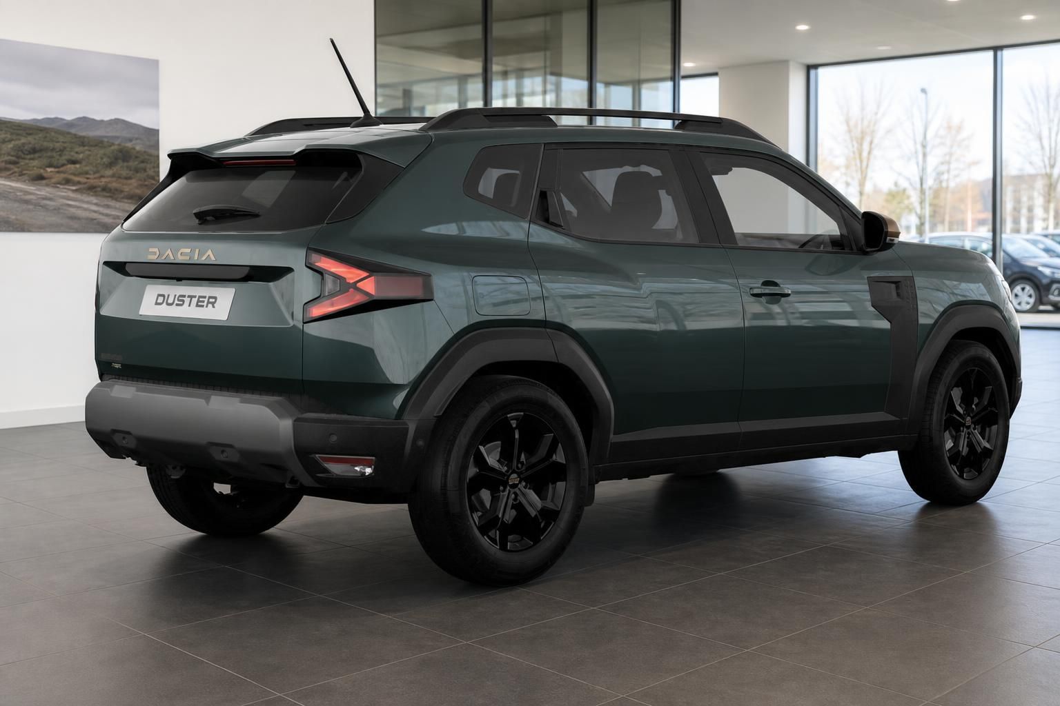 Dacia Duster grün Heckansicht im Autohaus Showroom