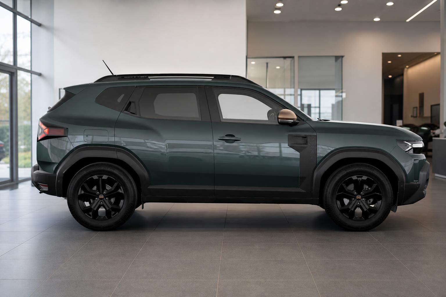Grüner SUV in Seitenansicht im Autohaus-Showroom