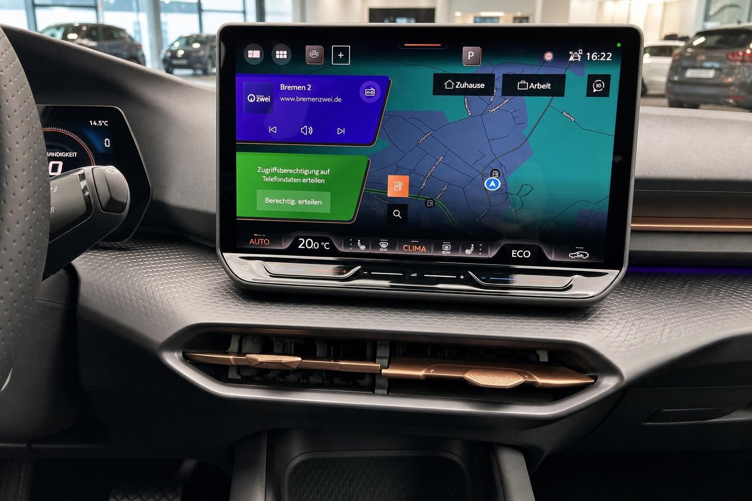 Cupra Tavascan Infotainment-Display mit Navigationssystem im Detail